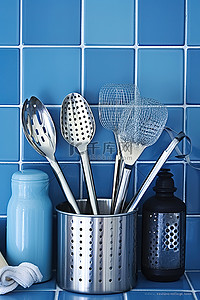蓝色瓷砖上的不锈钢厨房用具