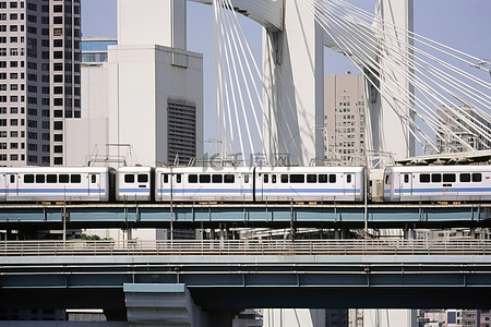 摩天大楼附近桥上的两列火车