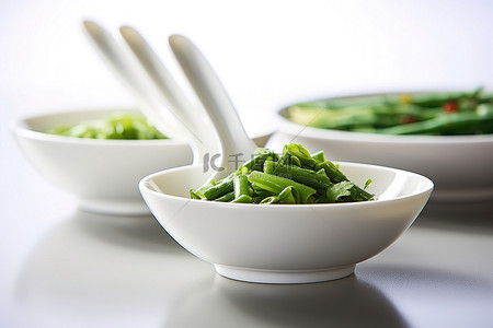白碗里的绿叶蔬菜