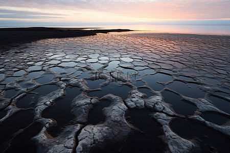 裂冰背景图片_冰岛蛋白石海上的黄昏日出