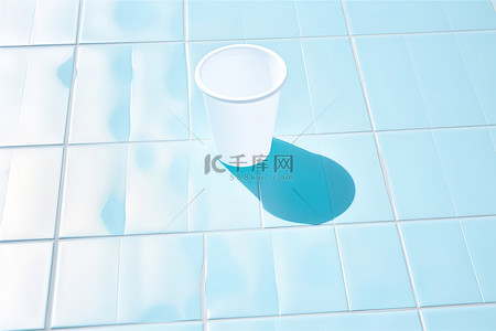 北欧轻奢高级浴室背景图片_白色瓷砖地板上的一个小杯子