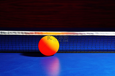 桌子旁边一个球背景图片_乒乓球网旁边桌子上的一个球