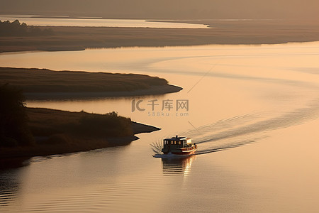 晨光中一艘船驶入河口