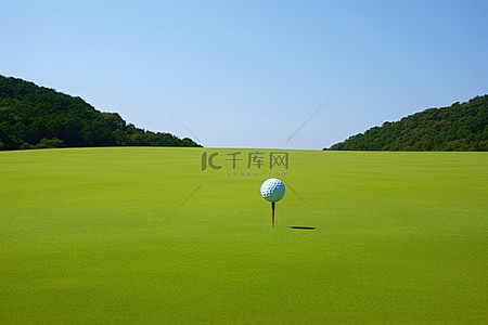 蓝天上草绿色的高尔夫球