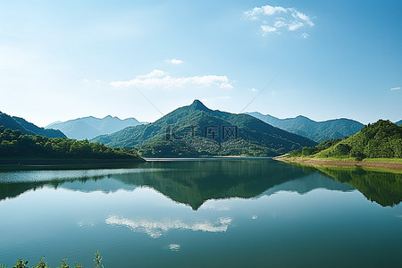 水玉背景图片_湖边有山的美丽景色