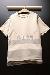 纯色 T 恤，顶部有灰色条纹和米色