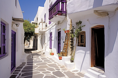 狭窄背景图片_一条狭窄的小巷，有白色的建筑和紫色的门