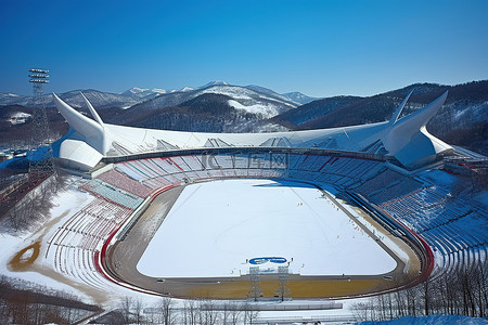 冬天的滑雪背景图片_韩国冰雪覆盖的山腰奥林匹克体育场
