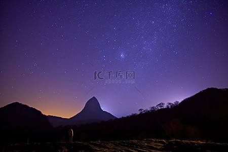 厄瓜多尔苏尔斯国家保护区的星空和山