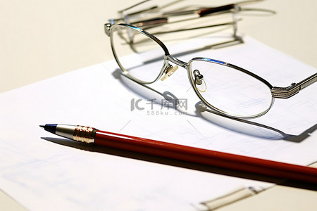 眼镜和笔在一张纸上