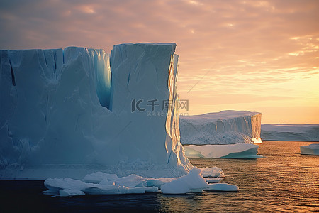 一座大冰山漂浮在海洋中，背景是阳光