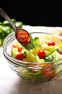 沙拉背景图片_玻璃碗里的蔬菜和西红柿沙拉