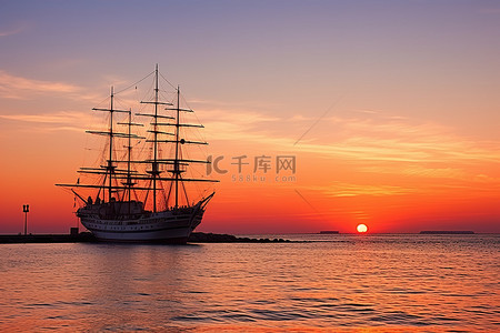 日落时一艘高船在水面上