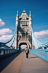 伦敦塔桥背景图片_一名男子在伦敦塔桥附近的一座桥上行走