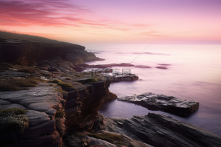 悬崖上的人背景图片_崎岖的海岸悬崖上美丽的粉红色和紫色日落
