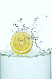 软化水箱背景图片_一个装有柠檬角的空水箱