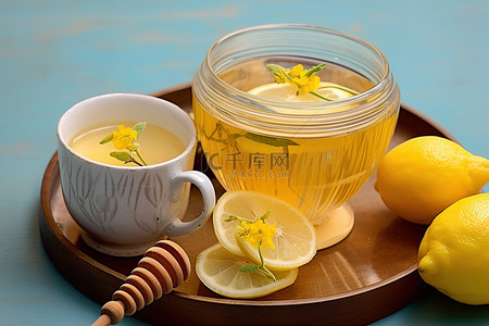 柠檬茶加蜂蜜和柠檬片