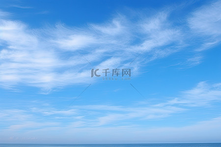 蓝天白云的海滩
