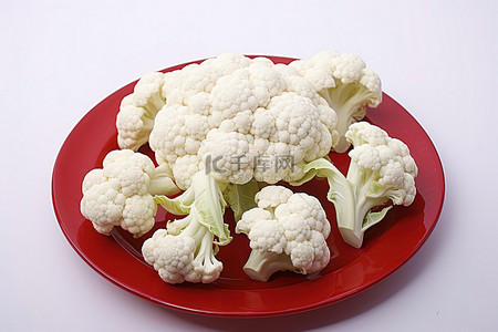 春花椰菜背景图片_白色背景上有花椰菜的红盘