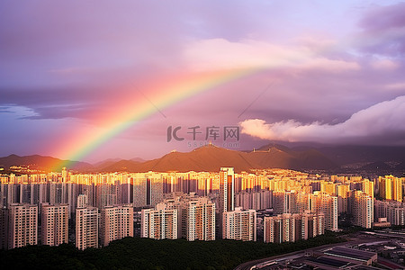 一座拥有高耸建筑物的城市，彩虹在它们上方闪耀