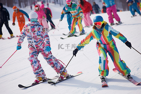 垂下来的长条背景图片_滑雪者从斜坡上下来