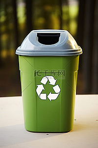 垃圾箱和背景图片_带有绿色和标志的回收箱