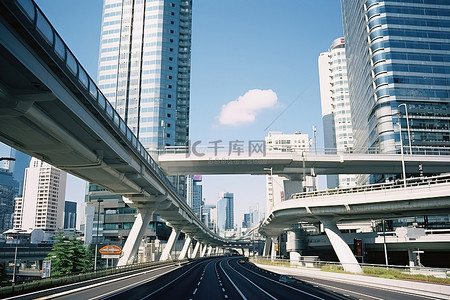 这个城市有摩天大楼和大型建筑物