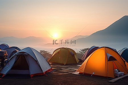 一组帐篷，背后是夕阳西下