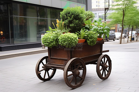 在背景图片_一辆老式旧花园推车坐在城市人行道上