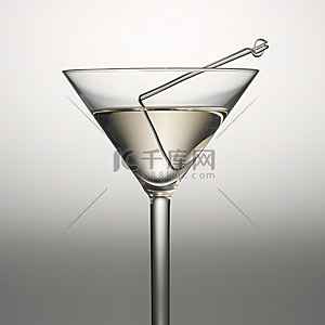 一个马提尼酒杯，上面装饰着回形针