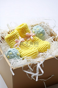 一盒碎纸巾里装着黄色的小婴儿袜子