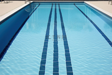 一个空的游泳池，有黑线和蓝色瓷砖