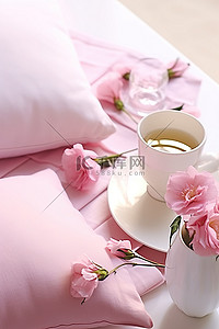 桌上有两杯茶，上面有粉色花瓣和白色餐巾