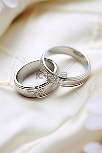 事件背景图片_白色和银色婚礼封面上放置着两枚银色结婚戒指