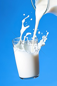 白色牛奶被倒入蓝色背景的瓶子中