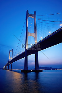 黄昏时横跨海洋的桥梁