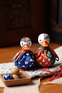 两只日本小鸭子装在托盘顶部的小袋里