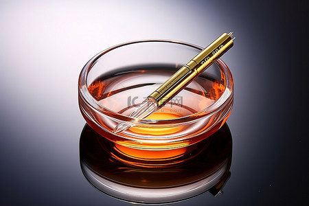 注射剂背景图片_注射剂位于一个小玻璃碗内