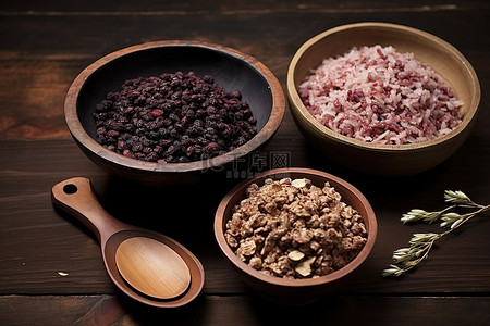 木桌上的红米和糙米麦片