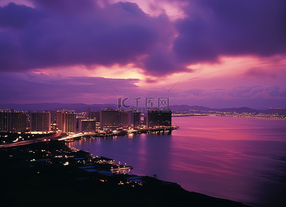 天空酒店背景图片_城市上空的紫色天空和黄昏时的水域