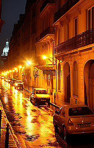 巴黎夜晚的一条街道上行驶着汽车