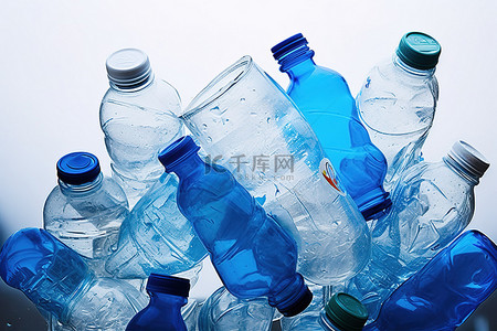 有许多塑料瓶的蓝色容器