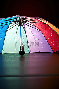 一把艾草背景图片_地上有一把雨伞，上面有水滴