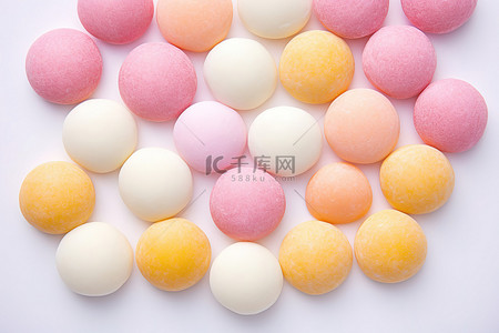 多种小吃背景图片_白色背景上的多种类型的糖果