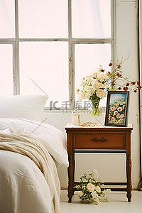 一间白色和木质的卧室，前面有一个木凳