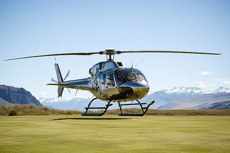一架直升机飞越草地，背景是山脉