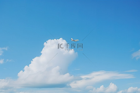一架飞机飞过白云