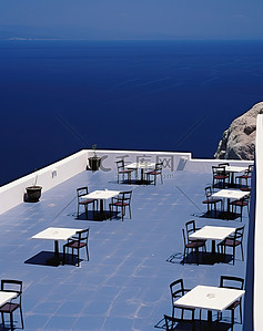 户外餐厅背景图片_俯瞰海洋和山脉的户外餐厅