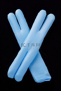 一套带橡皮筋的蓝色塑料手套