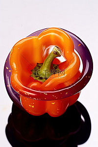 食品辣椒背景图片_带橙色环的小紫色辣椒